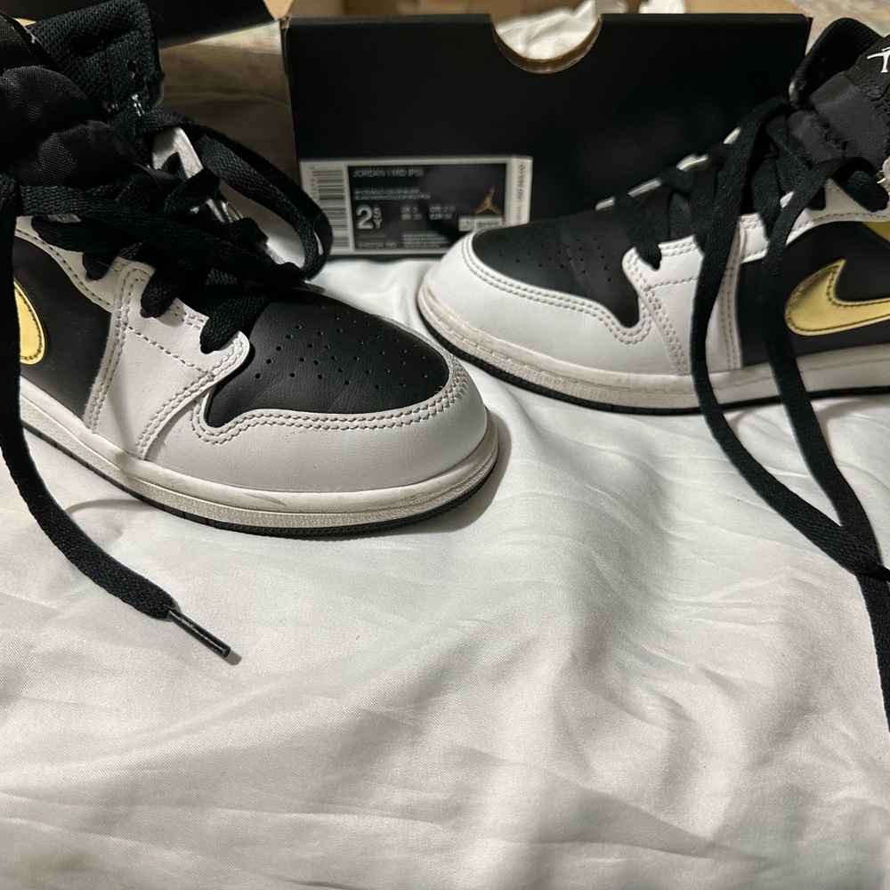 Jordans size 2.5Y used in great condition ❤️💜